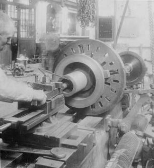 Prüfen eines auf einer Drehbank ausgebohrten Loches : Technikgeschichte | Technologie | Maschinenbau und Eisengiesserei | Dampfmaschinenbau | Cottbusser Maschinenbau-Anstalt und Eisengießerei AG
