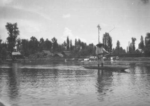 In Xochimilco : Mann mit Booten auf einem Fluss