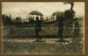 Afrikanische Träger mit Schirmen