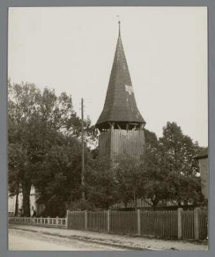Schlesien. Lawaldau nahe Grünberg. Der hölzerne Glockenturm der gotischen Kirche St. Nikolaus