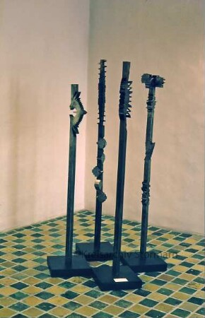 Ausstellung: Fächer Stormarner Künste: Schloss Reinbek: Metallstelen von Heinz Neumann