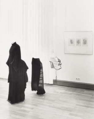 Damenkleid im Stil der Gründerzeit (2002/2003; M. Knoch), Turnüre (2002/2003; K. Kraus), Turnüre (Cul de Paris - 2002/2003; S. Bartels) und "Straßenszenen" (1. Dr. 20. Jh.; M. Junge)