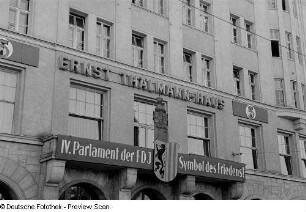 Sichtwerbung für das IV. Parlament der FDJ am Ernst-Thälmann-Haus in der Karl-Liebknecht-Straße