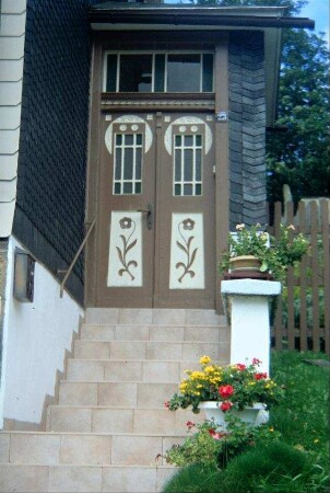 Treppenaufgang, Windfang mit alter, zweiflügeliger Haustür