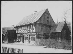 Altes erzgeb. Wohnhaus i. Steinbach (Wahner-Schuster-Heinrich-Haus) : Steinbach. Wahner-Schuster-Heinrich-Haus (erbaut 1680, Umbau 1904, heute Hauptstraße 95). Straßenansicht