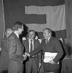 Kreisverband Stormarn der Europa-Union: Glinde: Festsaal des Rathauses und Bürgerhauses Glinde [später Marcellin-Verbe-Haus]: Gründungsversammlung: Gratulation für Kreisvorsitzenden Wolfgang Bachofer durch den Landesvorsitzender Jürgen Schöning im Beisein des Ortvorsitzenden Hans Meyer: hinten die Fahne der Europa-Union