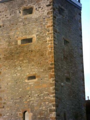 Stadtbefestigung-Wehrturm (Pfeiferturm Jahr 1460)-Ansicht von Nordosten mit Bossierung sowie Büchsenscharten (Hacken- und Doppelhacken) in den Obergeschossen