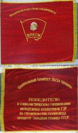 Auszeichnungsfahne für das beste Jugendkollektiv der DDR beim Bau der Gaspipeline Orenburg-Westgrenze UdSSR