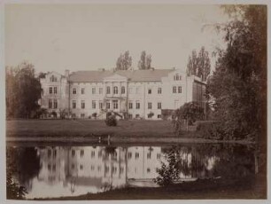 Mildenitz. Ansicht des Herrenhauses über den Teich hinweg. Erbaut um 1800, Umbau 1852.