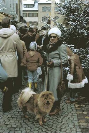 Staufen: Weihnachtsmarkt; mit Chow Chow, Hund von ?