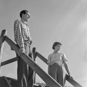 Elisabeth Gremmler und ein Mann stehen auf einer Treppe