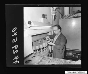Kollege Portreits am Arbeitsplatz Galvanik, Foto 1974