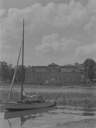 Plaue. Blick über die Havel zum Schloss Plaue