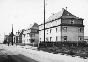 Coswig, Hohe Straße 1-11. Mehrfamilienhäuser (1924/1925, 1928/1929). Straßenansicht mit Einfriedung