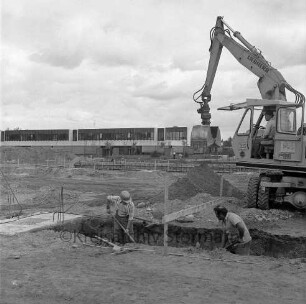 Bargteheide: Kreisgymnasium I [später Kopernikus Gymnasium]: Am Schulzentrum: Sporthalle in Bau: Blick über die Baustelle: Ausschachtungsarbeiten, Bauarbeiter, Bagger: im Hintergrund Kreisgymnasium