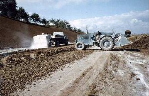 Stabilisieren und Absiegeln der Feinplanie mit Kalk