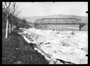 Eisschollen vor der Mainbrücke
