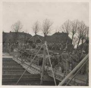 Wehrmachtssoldaten, Brückenbau
