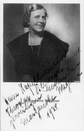 Margarethe Wagener (nachgewiesen 1933-1958; Sängerin). Fotografie (Weltpostkarte mit Widmung recto, bezeichnet 1934), Magdeburg? vor 1935