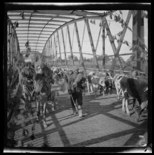 "Auf der großen Brücke in Tilsit (=Sowetsk, Oblast Kaliningrad, Russland)" (Distanzaufnahme)