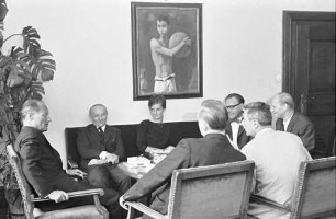 Freiburg: Besuch des britischen Botschafters Sir Roberts; Oberbürgermeister Keidel und Botschafter Sir Roberts an Tischrunde