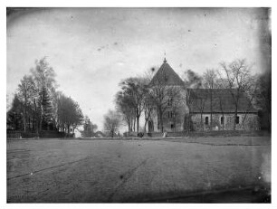 Deutschland. Rügen (?). Platz mit romanischer Dorfkirche