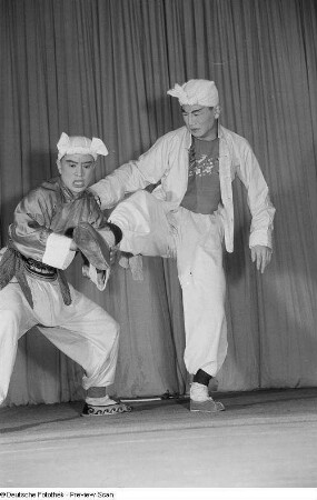 Zwei Tänzer des chinesischen Jugend-Kunst-Ensembles
