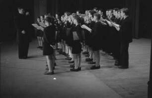 Aufnahmen eines Chorauftritts der "Petits Chanteurs á la Croix de Bois" und Leitung von Abbé Fernand Maillet in Berlin
