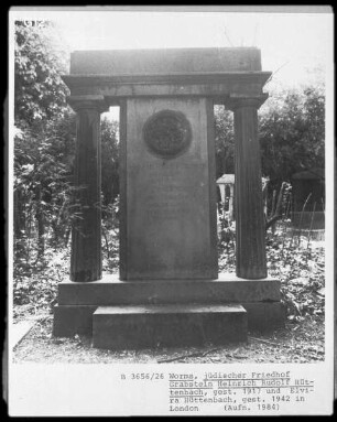 Grabstein von Heinrich Rudolf Hüttenbach (gestorben 1917) und Elvira Hüttenbach (gestorben 1942)