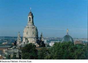 Ausstellungsgebäude des Sächsischen Kunstvereins : Blick aus der 12. Etage des Hotels "Am Terrassenufer", Terrassenufer 12, gegen Frauenkirche und Kuppel des Ausstellungsgebäudes des Sächsischen Kunstvereins