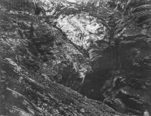 Im Gebirge : Blick auf Felswände