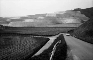 Oberrotweil: Großumlegung Oberrotweil, Vordergrund Weinbergstraße