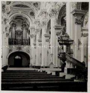 Passau, Dom St. Stephan, Blick zur Orgel