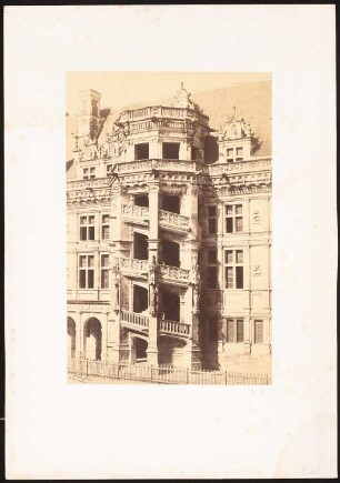 Schloss (Château Royal), Blois: Ansicht der Wendeltreppe im Schlosshof (aus: sog. »Koch-Mappe«)