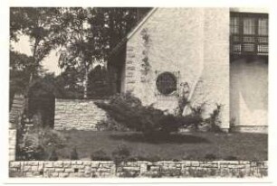 Garten Hermann Leinweber, Berlin-Schlachtensee: Haus mit Mäuerchen