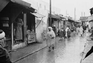 Reisefotos Algerien. Algier. Straße mit Läden und Passanten in der Altstadt
