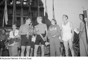 Übergabe der Stafette - Heiner Braun (2.v.r.), Inge Utecht (Mitte), Paul Dinter, Lothar Meister (3.v.l.)