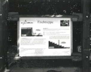 Uhyst. Volkspark, Schloßstraße (um 1955 Neugestaltung). Erläuterungstafel "Fischtreppe" am Schleifmühlenwehr der Spree