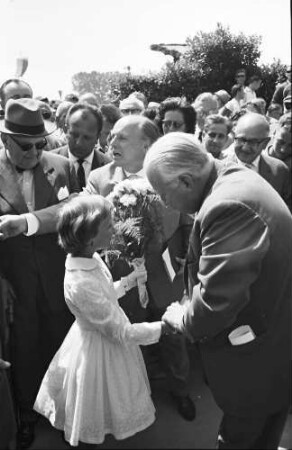 Lahr; Offenburg: Sudetendeutsches Kind überreicht dem Minister Blumen