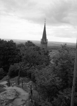 Schöneck. Blick (abwärts) vom Aussichtsfelsen Alter Söll gegen Turm der Pfarrkirche St. Georg