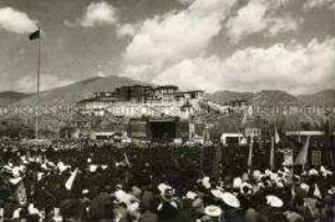 Maikundgebung vor dem Potala-Palast in Lhasa, Tibet