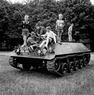 Bad Oldesloe: Exer: Wanderausstellung "Unser Heer", Aufklärungs- und Werbeschau: Kinder beim Herumklettern auf Panzer