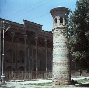 Usbekistan. Buchara. Bolo-Hovuz-Moschee. Vorhalle, im Vordergrund Minarett