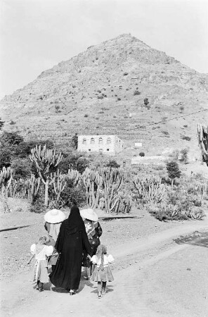 Nagat mit ihren beiden Nichten und zwei Frauen im Dorf der Großmutter, Sanaa (Wadi Alagab)