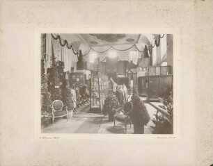 Ausstellungsraum mit Exponaten.