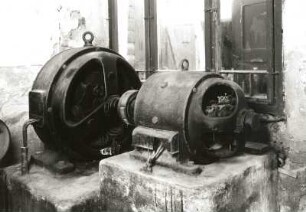Weißenberg. Gerberei Nitschke. Generatoren für Drehstrom 380/220 V (links) und Gleichstrom 150 V, Antrieb durch Einzylinder-Dampfmaschine (1915; AEG)