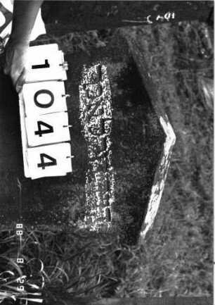 Grabstein 1044 (Index: 100098960) Maße HxBxT: 93x48x11 cm: Grabstein 1044 (Detailaufnahme)