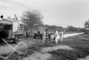 Die Kap-Kairo-Straße zwischen Iringa und Dodoma : Expeditionsgruppe mit Lastwagen auf der Kap-Kairo-Straße zwischen Iringa und Dodoma während der Regenzeit