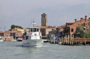 Schiff vor Murano : Auf der in der Lagune von Venedig liegenden Insel arbeiten viele Weltbekannte Glaskünstler.Ein Ausflugsschiff verläßt die Insel. Aufgenommen am 14. Mai 2009 auf der Insel Murano