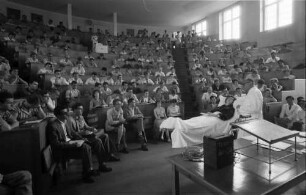 Freiburg: Medizinische Universitätsklinik, Studenten in den Reihen, Prof. Heilmeyer und Patientin